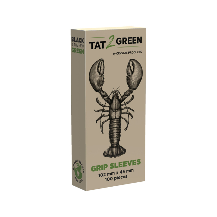 Une boîte beige étiquetée « Boîte de 100 Tat2Green - Gaines de Protection pour Manchons Noires », ornée d’une illustration de homard noir et d’une icône de feuille verte. Le texte indique : « Gaines de protection, 102 mm x 45 mm, 100 pièces ». La mention 