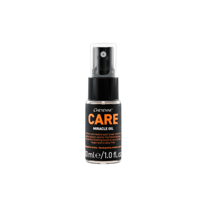 Un flacon pulvérisateur de 30 ml d'Huile de soin miracle Cheyenne, avec bouchon transparent et d'un texte noir et orange, est représenté debout sur un fond blanc.