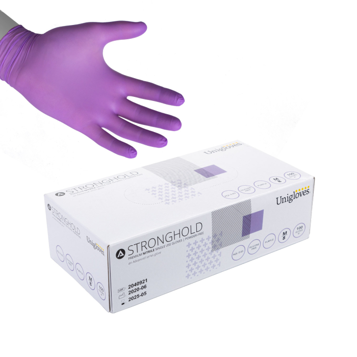 Une main portant un gant en nitrile violet tient une boîte étiquetée Boîte de 100 Gants Unigloves Stronghold Premium Nitrile - Violet, contenant des gants jetables.