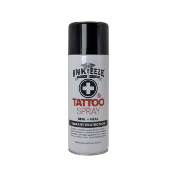 Un vaporisateur de tatouage blanc de 400 ml avec un bouchon noir, comportant une croix médicale noire et blanche sur l'étiquette et la mention « Seal, Protect, Heal » (sceller, protéger, guérir), accompagné d'instructions d'utilisation.