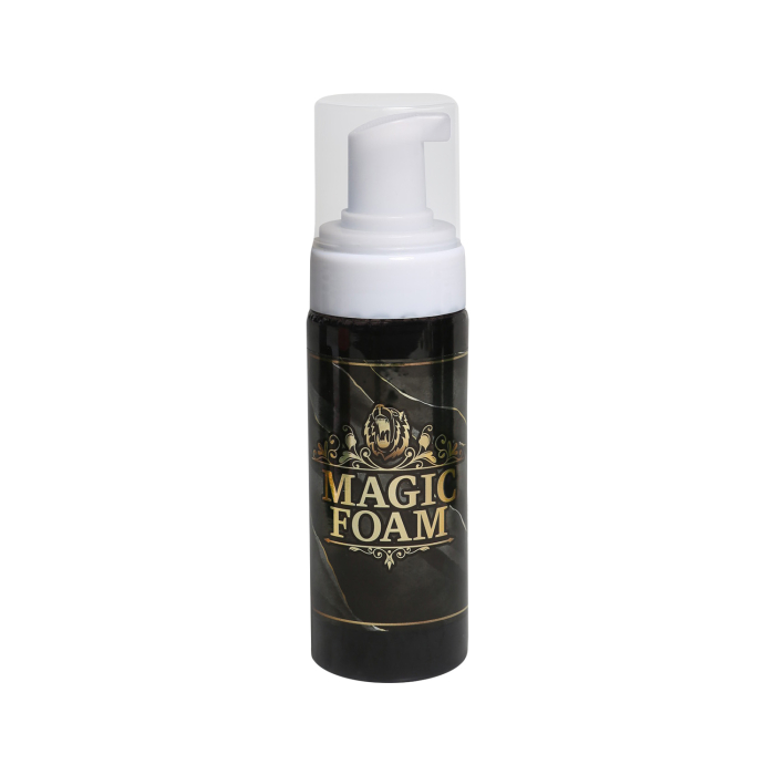 Un flacon noir avec un distributeur à pompe blanc portant l'inscription « Bheppo Aftercare - Mousse magique 150 ml » en texte décoratif doré, avec un emblème de lion, est présenté sur un fond blanc uni.