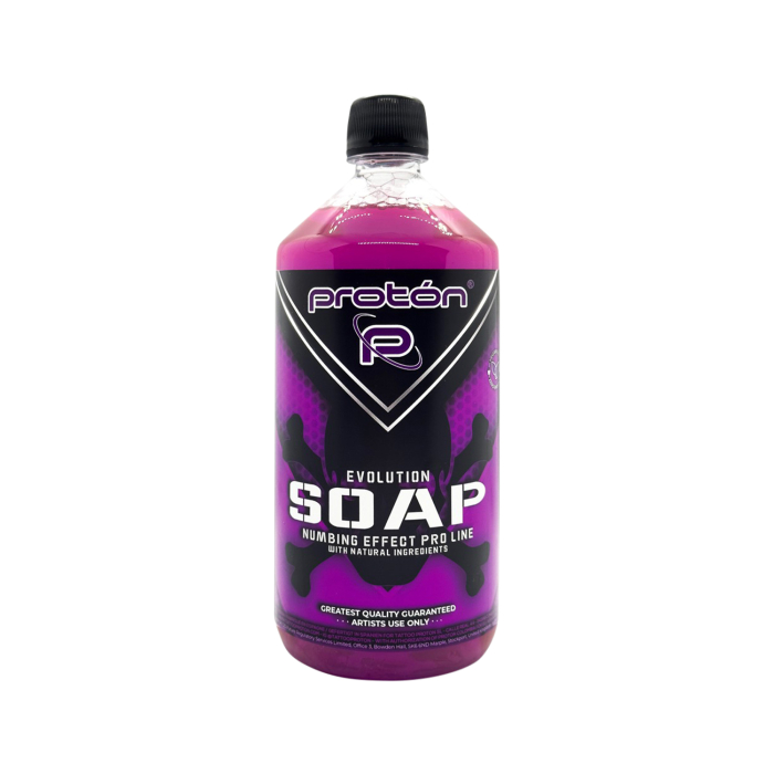 Un flacon de 1000 ml de Proton - Evolution Pro Line Savon Anesthésiant Rose, contenant un liquide violet et une étiquette noire affichant « Numbing Effect Pro Line » et « Greatest Quality Guaranteed » en texte blanc et violet.