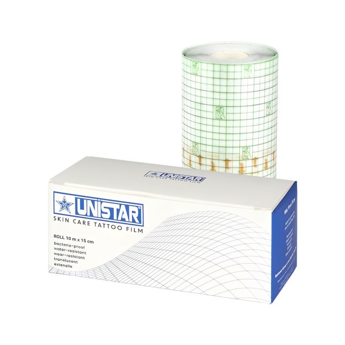 Un rouleau d’« UNISTAR Film de protection pour tatouage - 15 cm x 10 m » avec un motif quadrillé se trouve derrière sa boîte blanche et bleue, étiqueté comme résistant aux bactéries, imperméable et résistant à l’eau.